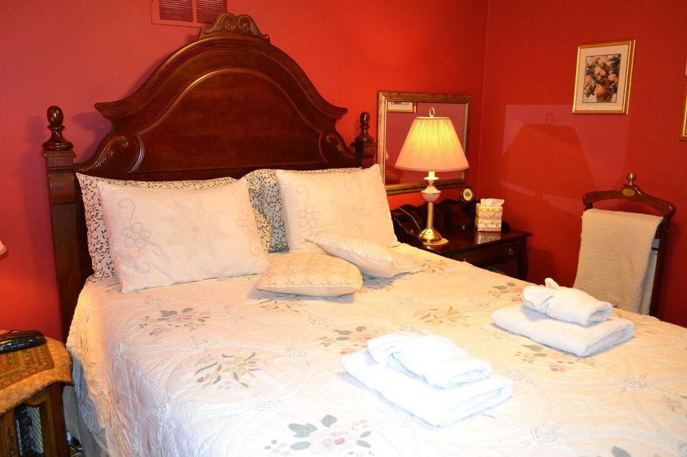 Williams Gate Bed & Breakfast Private Suites Ниагара-он-те-Лейк Экстерьер фото