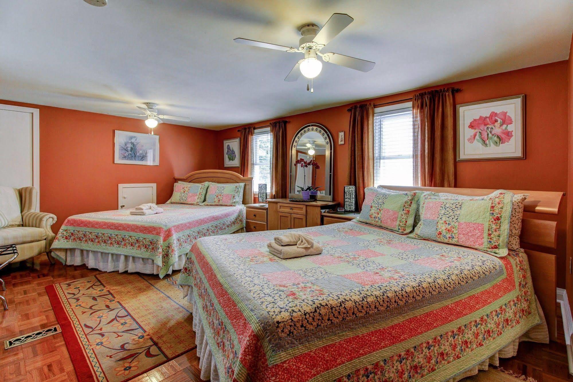 Williams Gate Bed & Breakfast Private Suites Ниагара-он-те-Лейк Экстерьер фото