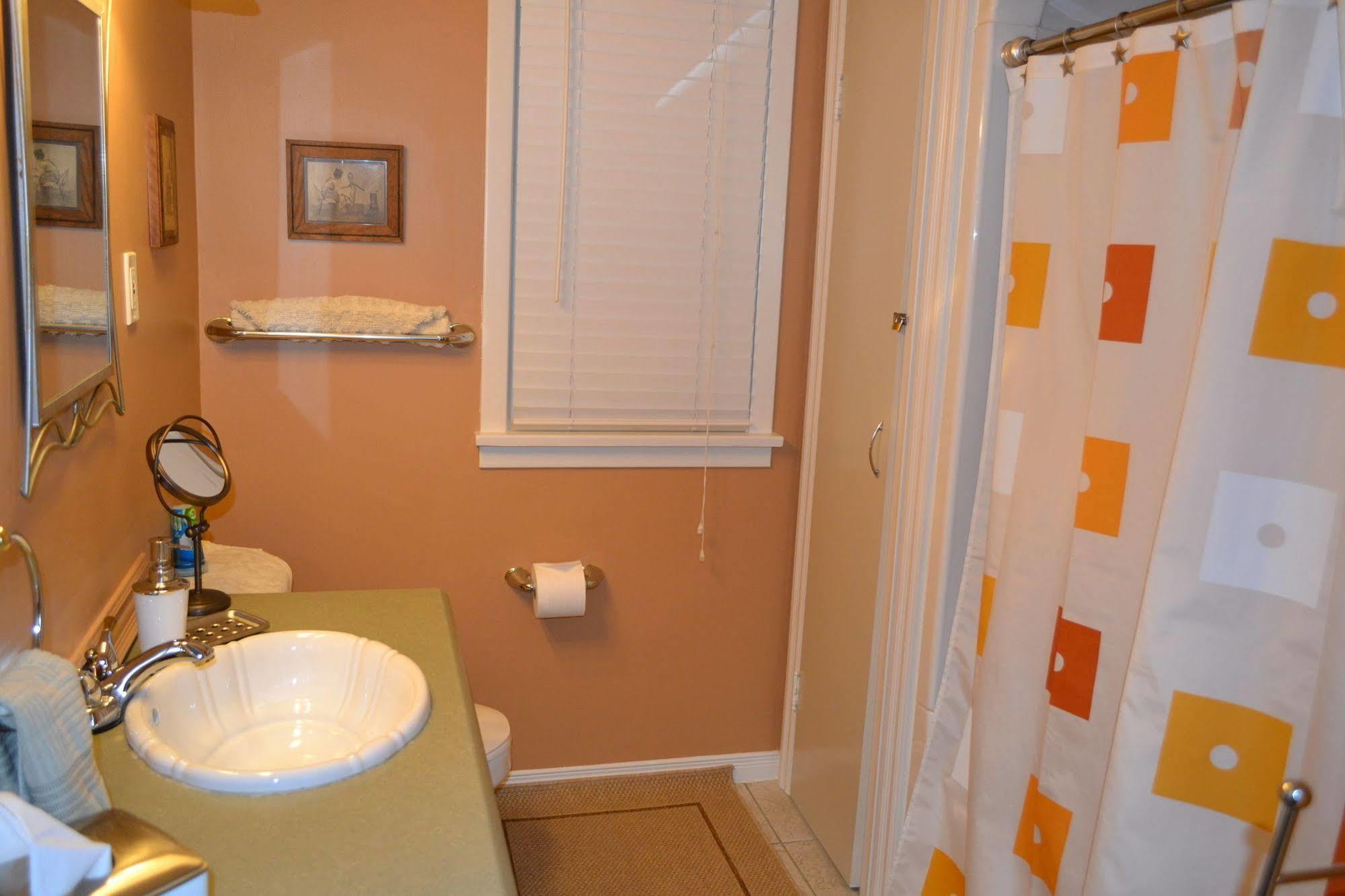 Williams Gate Bed & Breakfast Private Suites Ниагара-он-те-Лейк Экстерьер фото