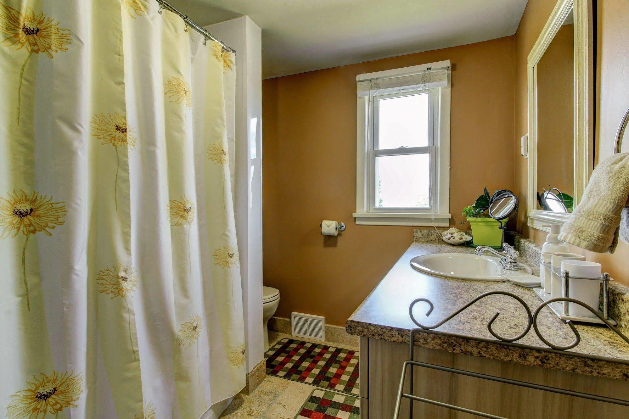 Williams Gate Bed & Breakfast Private Suites Ниагара-он-те-Лейк Экстерьер фото