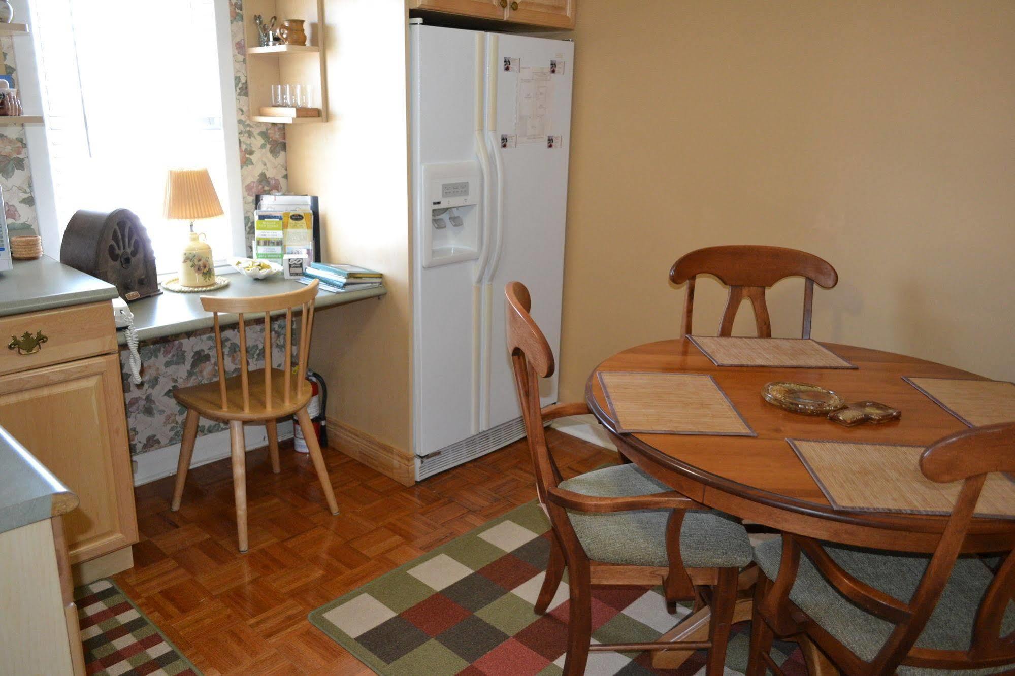 Williams Gate Bed & Breakfast Private Suites Ниагара-он-те-Лейк Экстерьер фото